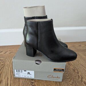 Clarks Freva 55 Zip Black Leather Bootie 7 Wide